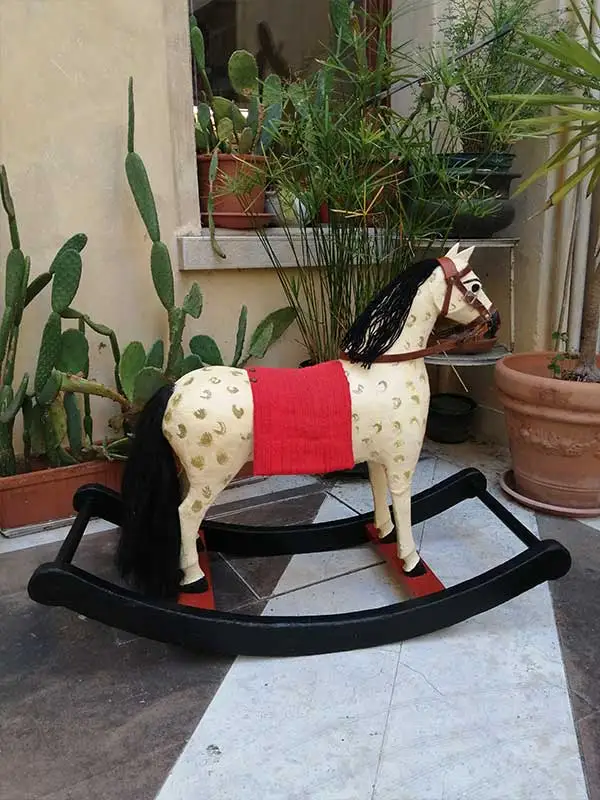 cavallo a dondolo restaurato - restauro di giochi e giocattoli in legno - Mangiafuoco Treviso